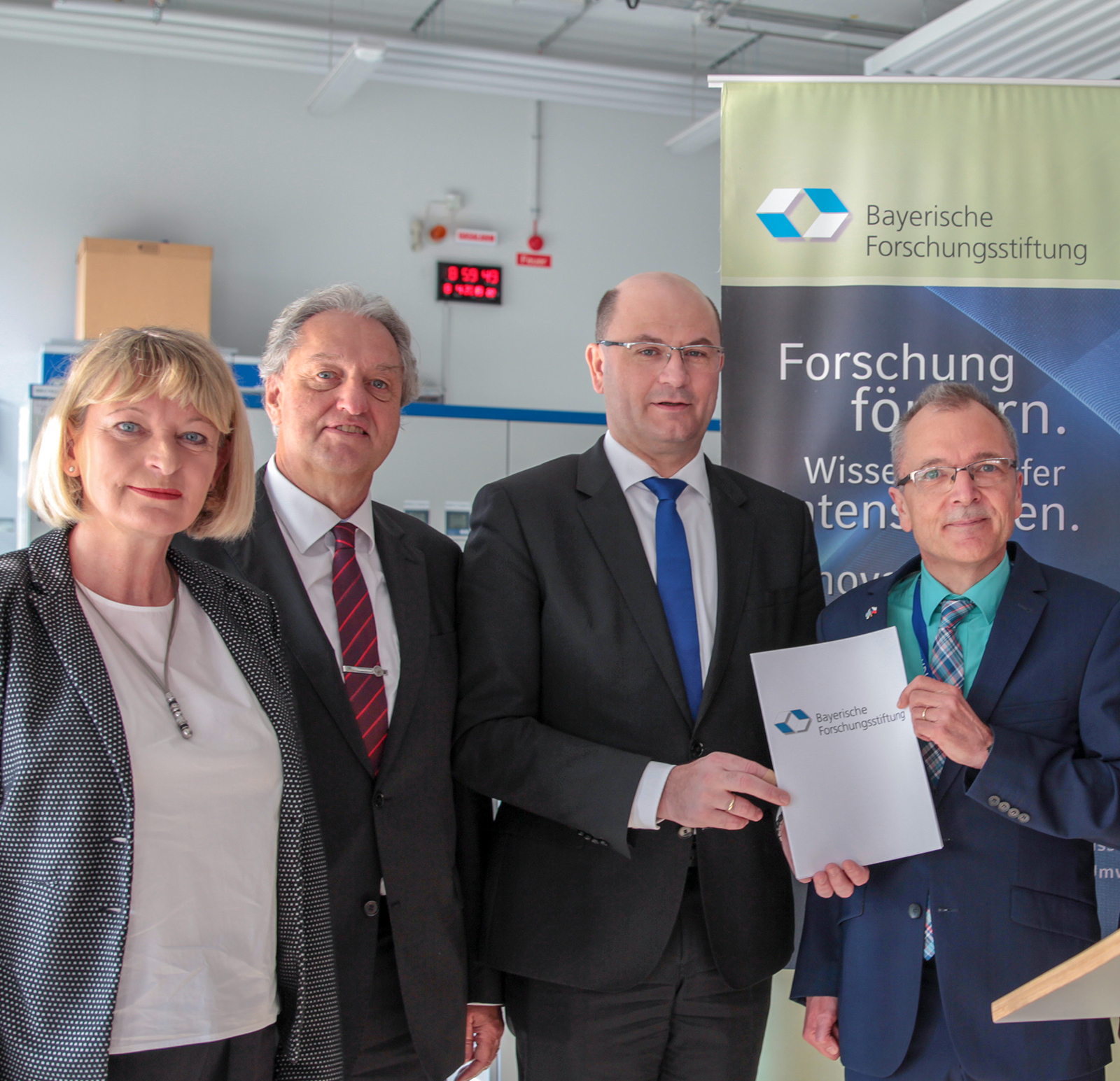 Bild (v.l.n.r.): Prof. Dr. Andrea Klug, Präsidentin der OTH Amberg-Weiden, Prof. Dr.-Ing. Dieter Brüggemann, ZET, 
																													Staatsminister Albert Füracker, Prof. Dr.-Ing. Andreas P. Weiß, OTH AW