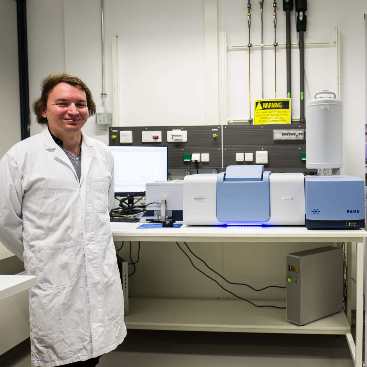 Zlatan Arnautovic, Wissenschaftlicher Mitarbeiter am ZET, mit dem neuen DFG-Großgerät