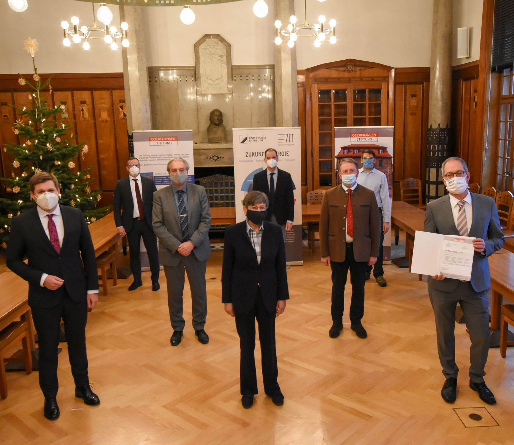 Die Übergabe des Förderbescheids in der Regierung von Oberfranken