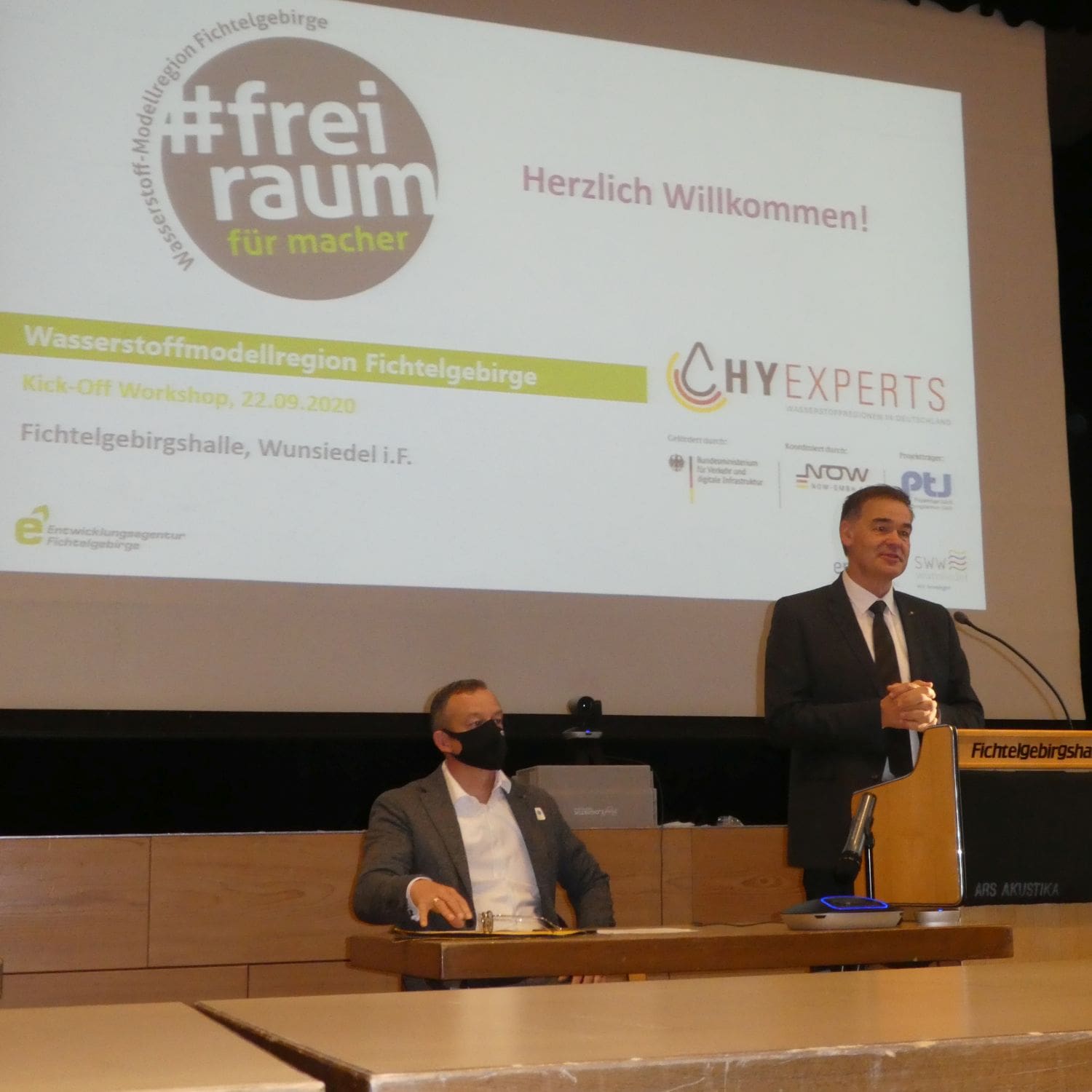 Landrat Peter Berek gibt den Startschuss für die Wasserstoff-Modellregion Fichtelgebirge im Rahmen des „HyExpert“-Programms