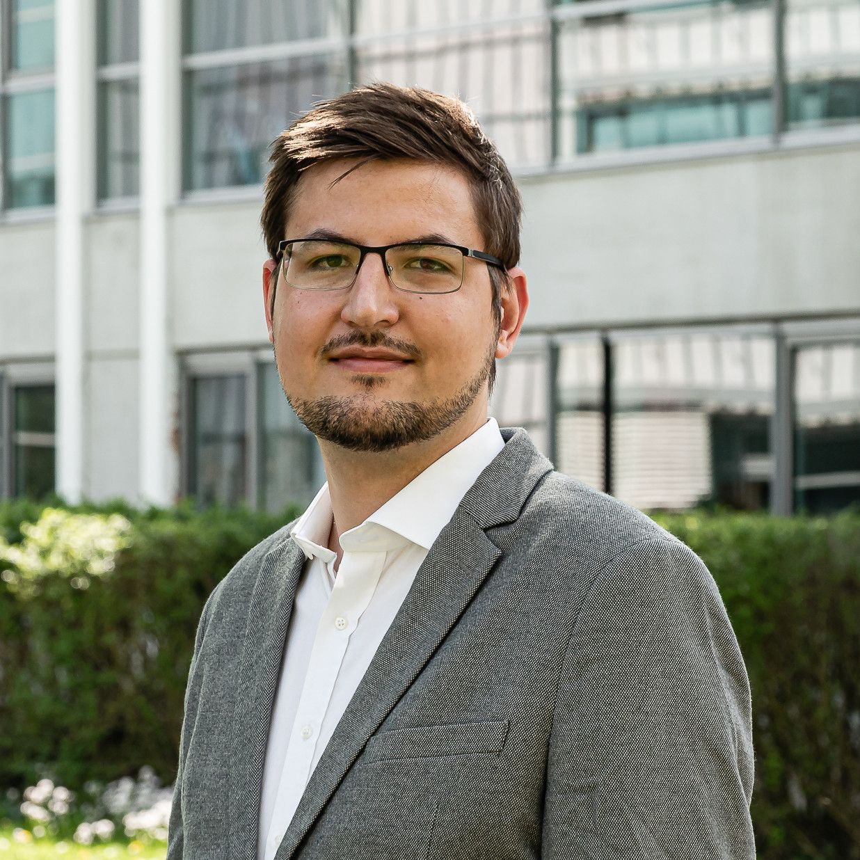 Koordinator für Wasserstoffforschung und -technologien Matthias Welzl vor der Fakultät für Ingenieurwissenschaften der Universität Bayreuth.