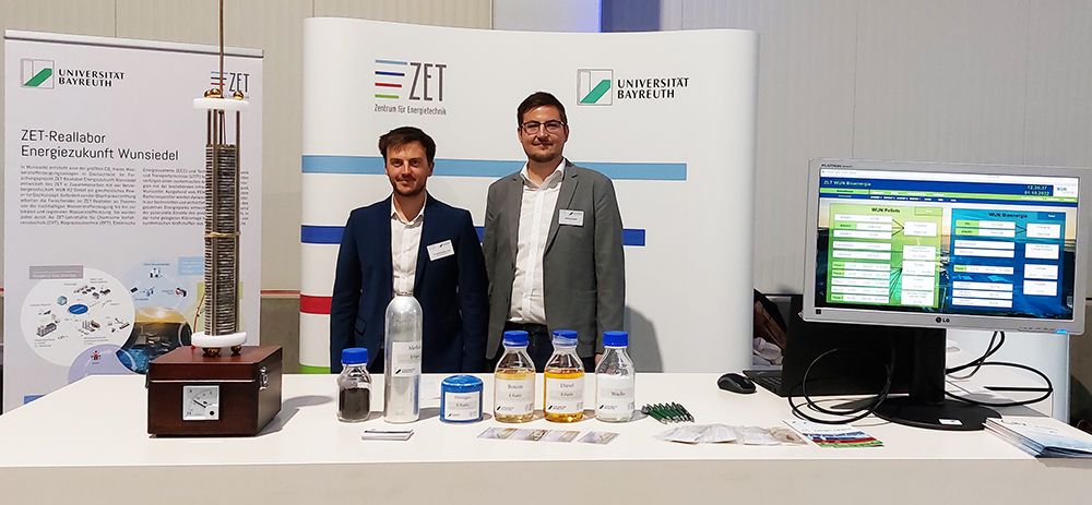 Tim Herrmannsdörfer und Matthias Welzl mit ihrem Stand auf der Kulmbacher H2-Roadshow