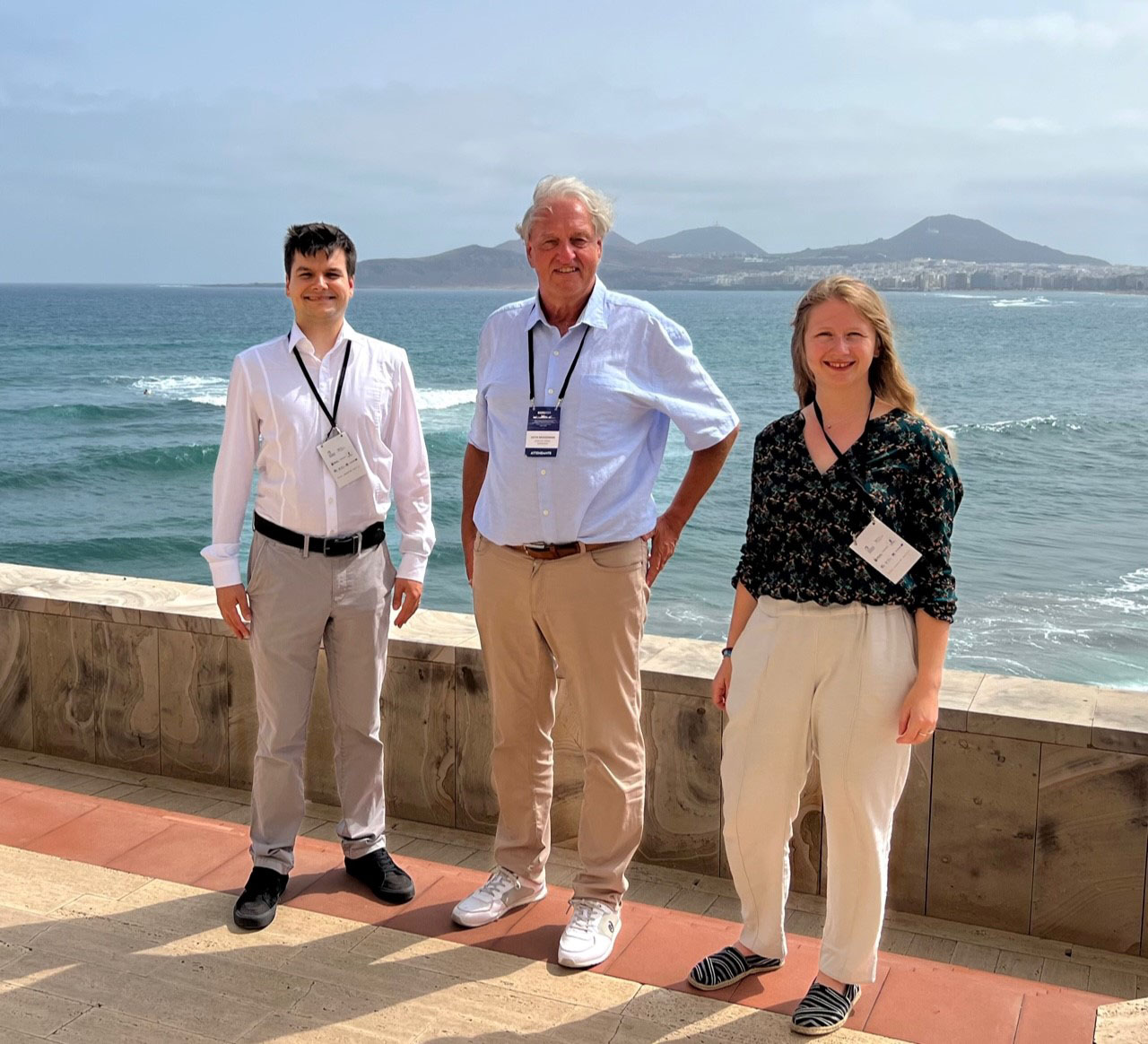 Marco Griesbach, Prof. Dr.-Ing. Dieter Brüggemann und Hannah Uhrmann (v.l.n.r.)auf der Terrasse des Kongressgebäudes Auditorio Alfredo Kraus in Las Palmas de Gran Canaria