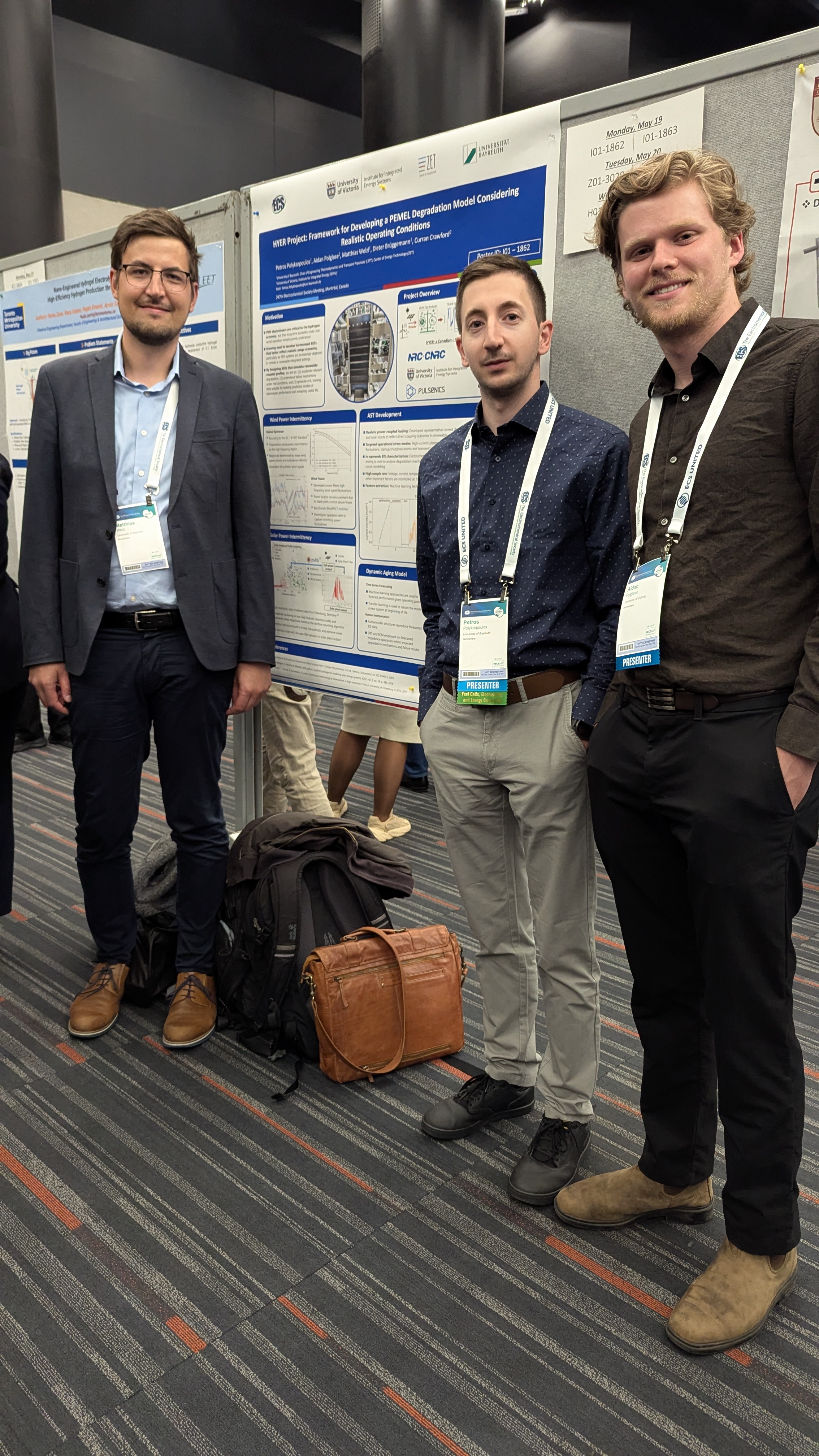 Dr. Matthias Welzl, Petros Polykarpoulos und Aidan Polglase (UVic) präsentieren ihr Poster über die Testmethodik für PEM-Elektrolyseure auf der 247th Electrochemical Society Meeting in Montreal.