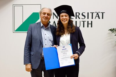 Dr.-Ing. Dieter Brüggemann und die Preisträgerin Frau Kristina Lasch, M.Sc.